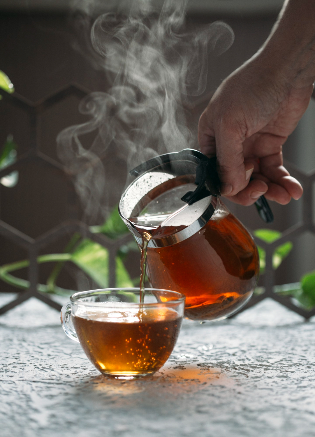 personne versant du thé